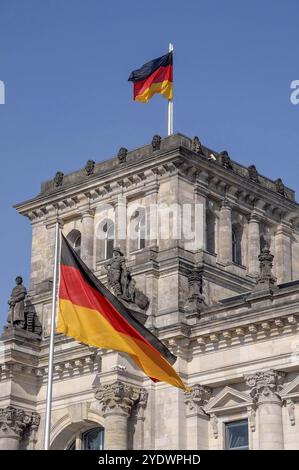 Zwei deutsche Fahnen fliegen auf dem Turm des Reichstagsgebäudes, umgeben von Skulpturen, Berlin, Deutschland, Europa Stockfoto