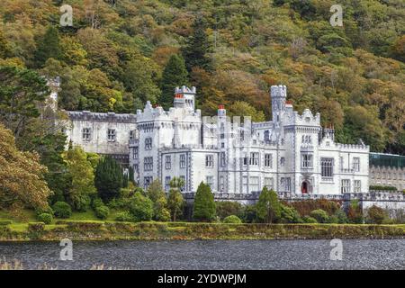 Kylemore Abbey ist ein Benediktinerkloster, das 1920 auf dem Gelände von Kylemore Castle im County Galway in Irland gegründet wurde Stockfoto