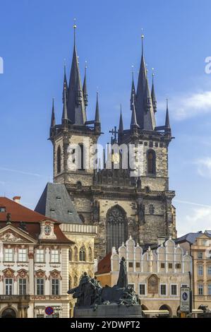 Die Kirche unserer Lieben Frau vor Tyn ist ein dominantes Merkmal der Altstadt von Prag, Tschechien, und war die Hauptkirche dieses Teils der Stadt Stockfoto