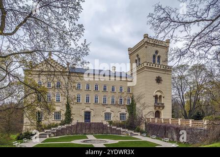 Park und Schloss im neogotischen Stil in Chyse, Tschechische republik Stockfoto