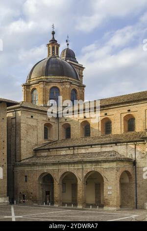 Die Kathedrale von Urbino ist eine römisch-katholische Kathedrale in Urbino, Italien, die der Himmelfahrt der Heiligen Jungfrau Maria in Europa gewidmet ist Stockfoto