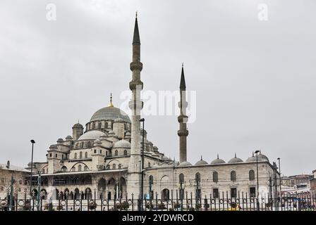 Die neue Moschee oder Moschee des Valide Sultans ist eine osmanische Kaisermoschee im Stadtteil Eminonu in Istanbul Stockfoto