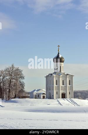 Die Kirche der Fürbitte der Heiligen Jungfrau am Nerl ist eine orthodoxe Kirche und ein Symbol des mittelalterlichen Russlands Stockfoto