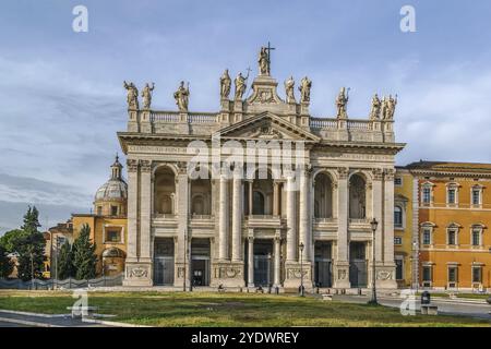 Die päpstliche Archbasilika St. Johannes Lateran ist die Kathedrale und der offizielle kirchliche Sitz des Bischofs von Rom, der der Papst ist. Fassade Stockfoto