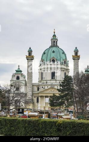 Berühmt wurde die Karlskirche durch ihre Kuppel und die beiden flankierenden Säulen von Basreliefs in Wien Stockfoto