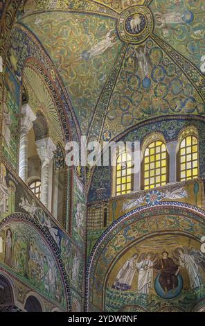 Die Basilika San Vitale ist eine Kirche in Ravenna und eines der wichtigsten Beispiele frühchristlicher byzantinischer Kunst und Architektur. Tresor in Stockfoto