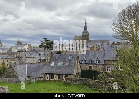 Blick auf das historische Zentrum von Dinan von Hill, Bretagne, Frankreich, Europa Stockfoto