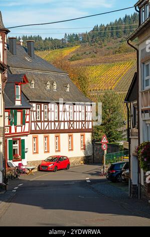 Straße im schönen Dorf Enkirch im moseltal Stockfoto