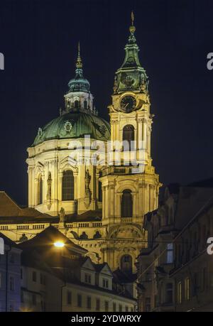 Die Nikolaikirche ist eine Barockkirche in der Kleinstadt Prag. Sie wurde zwischen 1704 und 1755 erbaut. Abends Stockfoto