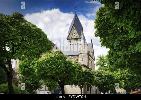 Die neoromanische römisch-katholische Kirche St. Nikolaus im Kölner Stadtteil Suelz Stockfoto