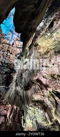 Panoramablick auf die Stalaktiten in den Höhlen von St. Michael vom berühmten Upper Rock Nature Reserve im englischen Territorium von Gibraltar, Spanien Stockfoto