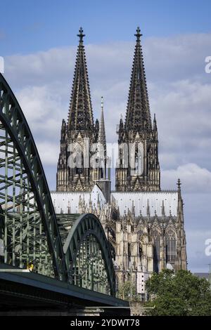 Blick auf die Ostseite des Kölner Doms von Deutz am rechten Rheinufer entlang der Hohenzollernbrücke bis zum Übergangsturm und den Impos Stockfoto