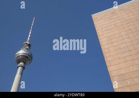 Fernsehturm vor klarem blauem Himmel neben einer minimalistischen Klinkerfassade, Berlin, Deutschland, Europa Stockfoto