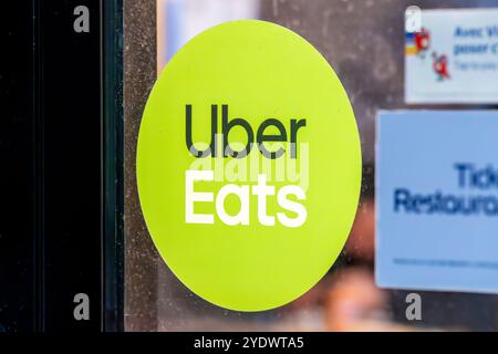 Aufkleber am Fenster eines Restaurants in Partnerschaft mit Uber Eats, einer Online-Plattform für die Bestellung und Lieferung von Lebensmitteln, die von der amerikanischen Firma Uber ins Leben gerufen wurde Stockfoto