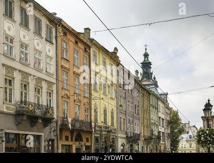 Alte Häuser auf einem Marktplatz in Lemberg, Ukraine, Europa Stockfoto