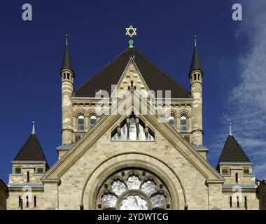 Die Kölner Synagoge im neoromanischen Stil vor blauem Himmel Stockfoto