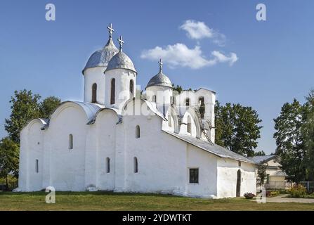 Die Geburtskirche des heiligen Johannes des Täufers ist eine der ältesten Kirchen Russlands, die aus der ersten Hälfte des 12. Jahrhunderts stammt, Pskow Stockfoto