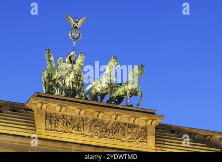 Das Brandenburger Tor ist ein ehemaliges Stadttor, das Ende des 18. Jahrhunderts als neoklassizistischer Triumphbogen umgebaut wurde und heute eines der bekanntesten Ländereien ist Stockfoto