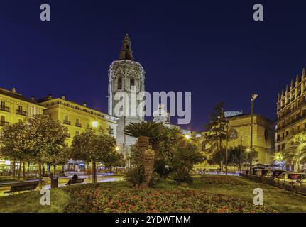 Blick auf die Kathedrale von Valencia oder die Basilika der Himmelfahrt unserer Lieben Frau von Valencia von der Plaza de la Reina am Abend, Spanien, Europa Stockfoto