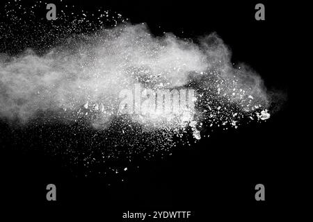 Weiße Pulverexplosions-Wolke vor schwarzem Hintergrund.Weiße Staubpartikel spritzen Stockfoto
