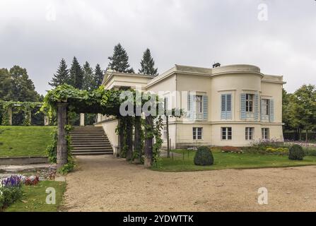 Schloss Charlottenhof befindet sich im Park Sanssouci in Potsdam. Es ist bekannt als Sommerresidenz des Kronprinzen Friedrich Wilhelm Stockfoto