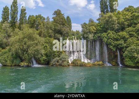 Roski Slap ist ein großer Wasserfall im Krka-Nationalpark, Kroatien, Europa Stockfoto