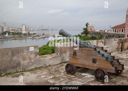 Eine historische Bronze-Kanone und Downtown auf der anderen Seite der Bucht, Castillo del Morro, Bahia de la Habana, Kuba Stockfoto