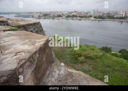 Die Festung San Carlos de Cabana und die Innenstadt auf der anderen Seite von Bahia de La Habana, Havanna, Kuba Stockfoto