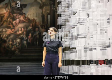 London, Großbritannien. Oktober 2024. Der Künstler mit der Installation. Die suspendierte Installation Duo des türkischen Designers Melek Zeynep Bulut erforscht die Konzepte von Dualität und Interaktion. Es schließt das erfolgreiche London Design Festival (LDF) vom Montag, den 28. Oktober bis Sonntag, den 3. November. Quelle: Imageplotter/Alamy Live News Stockfoto