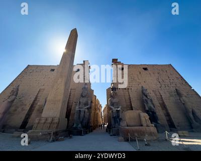 Luxor, Ägypten; 16. Januar 2024: Erkunden Sie den Großen Tempel von Karnak, einen kolossalen alten ägyptischen Tempelkomplex, der dem Gott Amun im Herzen gewidmet ist Stockfoto