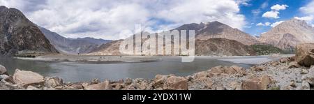 Malerisches Landschaftspanorama des Zusammenflusses von Shyok und Indus Flusstälern, Ghanche, Gilgit-Baltistan, Pakistan Stockfoto