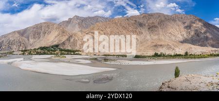 Panoramablick auf die Berglandschaft des Shyok River Valley in Karakoram Range, Ghanche, Gilgit-Baltistan, Pakistan Stockfoto