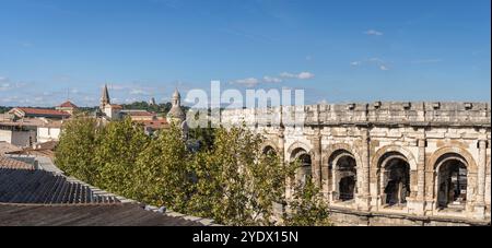 Malerisches Stadtpanorama der Stadt Nîmes mit Wahrzeichen römischer Arena und antiker Tour Magne im Hintergrund, Gard, Frankreich Stockfoto