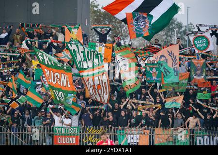 Monza, Italien. Oktober 2024. Fans des Venezia FC, während des AC Monza gegen Venezia FC, Serie A, im U-Power Stadium. Quelle: Alessio Morgese/Alessio Morgese/Emage/Alamy Live News Stockfoto