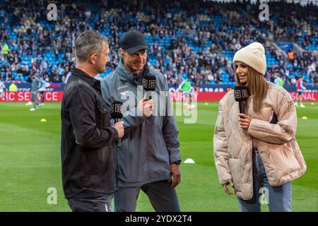 Sport, Fußball, Bundesliga, 2024/2025, VfL Bochum gegen FC Bayern München 0-5, Vonovia Ruhrstadion, Cheftrainer Markus Feldhoff (BO) im Interview mit den Reportern Laura Wontorra und Sebastian Kneissl vom DAZN, DFL-VORSCHRIFTEN VERBIETEN JEDE VERWENDUNG VON FOTOGRAFIEN ALS BILDSEQUENZEN UND/ODER QUASI-VIDEO Stockfoto