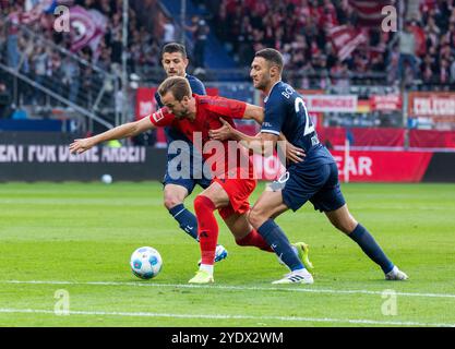 Sport, Fußball, Bundesliga, 2024/2025, VfL Bochum gegen FC Bayern München 0-5, Vonovia Ruhr Stadion, Spielszene, f.l.t.r. Harry Edward Kane (FCB), Anthony Losilla (BO), Ivan Ordets (BO), DFL-VORSCHRIFTEN VERBIETEN DIE VERWENDUNG VON FOTOS ALS BILDSEQUENZEN UND/ODER QUASI-VIDEO Stockfoto