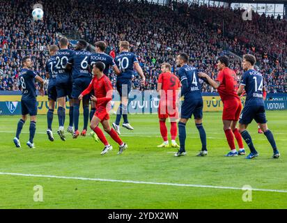 Sport, Fußball, Bundesliga, 2024/2025, VfL Bochum gegen FC Bayern München 0:5, Vonovia Ruhr Stadium, Spielort, 0-1 Tor durch Freistoß, Torschütze Michael Akpovie Olise (FCB) gedeckt, f.l.t.r. Anthony Losilla (BO), Jakov Medic (BO), Ivan Ordets (BO), Ibrahima Sissoko (BO), Jamal Musiala (FCB), FCB), FCB), Moritz Broschinski (BO), Dani de Wit (BO), Harry Edward Kane (FCB), Erhan Masovic (BO), Minjae Kim (FCB), Tim Oermann (BO), DFL-VORSCHRIFTEN VERBIETEN JEDE VERWENDUNG VON FOTOGRAFIEN ALS BILDSEQUENZEN UND/ODER QUASI-VIDEO Stockfoto