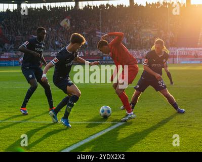 Sport, Fußball, Bundesliga, 2024/2025, VfL Bochum gegen FC Bayern München 0-5, Vonovia Ruhrstadion, Spielort, Fußball bei Sonnenuntergang, Abend, f.l.t.r. Ibrahima Sissoko (BO), Tim Oermann (BO), Jamal Musiala (FCB), Maximilian Wittek (BO), DFL-VORSCHRIFTEN VERBIETEN DIE VERWENDUNG VON FOTOGRAFIEN ALS BILDSEQUENZEN UND/ODER QUASI-VIDEO Stockfoto