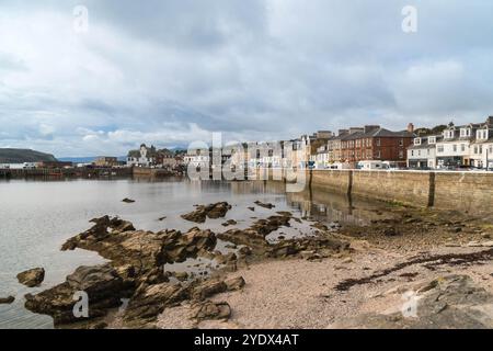 Millport Stadt und Hafen mit Sturmwolken über dem Himmel, Isle of Cumbrae Ayrshire Schottland Großbritannien. September 2024 Stockfoto