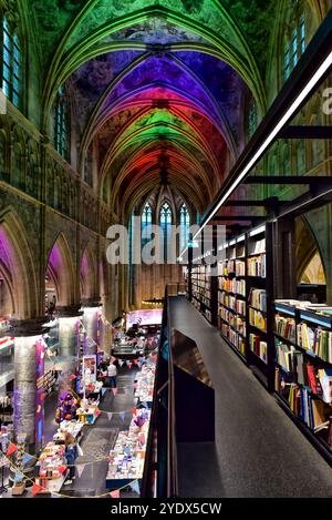 Das Innere des Buchhandels Dominicanen befindet sich in einer umgebauten mittelalterlichen Kirche. Maastricht, Niederlande. Einer der schönsten Buchhandlungen der Welt. Stockfoto