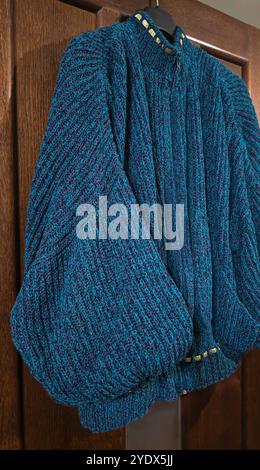 Handgefertigte Strickwaren. Strickstoff aus dunklen Garnen. Pullover für Frauen. Stockfoto