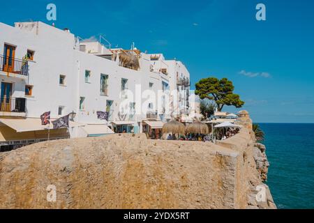 Peniscola, Spanien - 27. September 2024: Ein Blick auf das Ambiente in der Altstadt von Pensicola, Spanien, mit vielen Restauranterrassen voll von Gästen Stockfoto