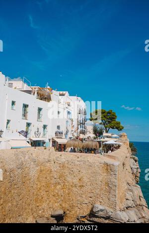 Peniscola, Spanien - 27. September 2024: Blick auf die weißen Häuser in der Altstadt von Pensicola, Spanien, mit vielen Restaurants auf den Straßen, n Stockfoto