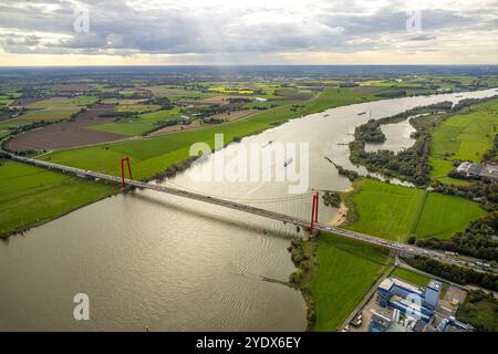 Luftbild, Rheinbrücke Emmerich am Rhein, Bundesstraße B220, längste Hängebrücke Deutschlands, Fluss Rhein und Fernsicht mit blauem Himmel und Wolken, Hurendeich, Kleve, Niederrhein, Nordrhein-Westfalen, Deutschland ACHTUNGxMINDESTHONORARx60xEURO *** Luftaufnahme, Rheinbrücke Emmerich am Rhein, Bundesstraße B220, längste Hängebrücke Deutschlands, Rhein und Fernsicht mit blauem Himmel und Wolken, Hurendeich, Kleve, Niederrhein, Nordrhein-Westfalen, Deutschland ATTENTIONxMINDESTHONORARx60xEURO Stockfoto