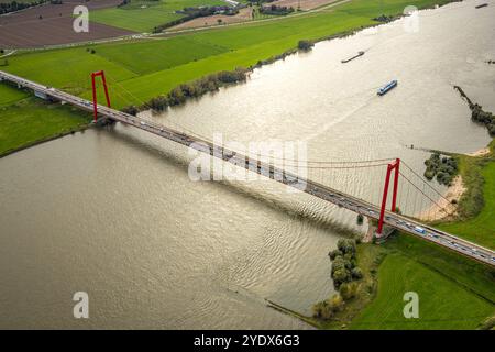 Luftbild, Rheinbrücke Emmerich am Rhein, Bundesstraße B220, längste Hängebrücke Deutschlands, Fluss Rhein, Hurendeich, Kleve, Niederrhein, Nordrhein-Westfalen, Deutschland ACHTUNGxMINDESTHONORARx60xEURO *** Luftaufnahme, Rheinbrücke Emmerich am Rhein, Bundesstraße B220, längste Hängebrücke Deutschlands, Rhein, Hurendeich, Kleve, Niederrhein, Nordrhein-Westfalen, Deutschland ATTENTIONxMINDESTHONORARx60xEURO Stockfoto