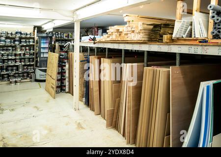 Baumaterial zum Verkauf in einem unabhängigen Baumarkt in Cornwall, Großbritannien. Stockfoto