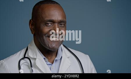 Close-up erfolgreich lächelnder afrikanisch-amerikanischer Mann Arzt medizinischer Arbeiter medizinischer Mitarbeiter männlicher Porträt Kardiologe Therapeut Kinderarzt Zahnarzt Stockfoto