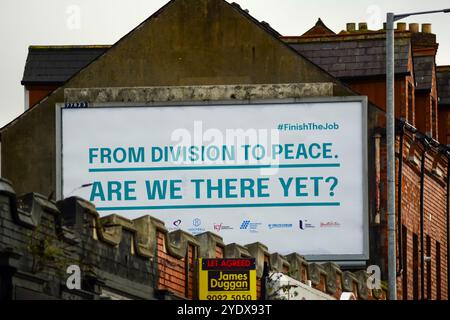 Belfast, Vereinigtes Königreich 28/10/2024 Peace Summit Reklametafel der John and Pat Hume Foundation auf der Newtownards Road als Teil der „Finish the Job“-Kampagne Belfast Northern Ireland Credit:HeadlineX/Alamy Live News Stockfoto