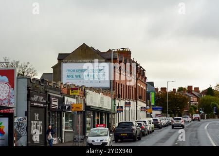 Belfast, Vereinigtes Königreich 28/10/2024 Peace Summit Reklametafel der John and Pat Hume Foundation auf der Newtownards Road als Teil der „Finish the Job“-Kampagne Belfast Northern Ireland Credit:HeadlineX/Alamy Live News Stockfoto