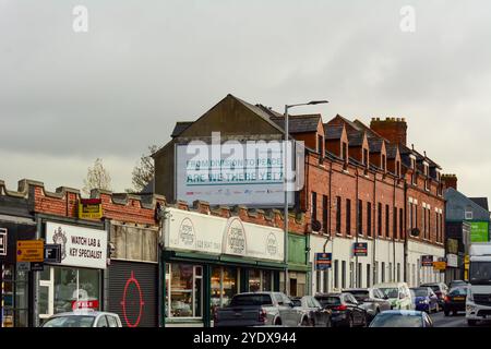 Belfast, Vereinigtes Königreich 28/10/2024 Peace Summit Reklametafel der John and Pat Hume Foundation auf der Newtownards Road als Teil der „Finish the Job“-Kampagne Belfast Northern Ireland Credit:HeadlineX/Alamy Live News Stockfoto